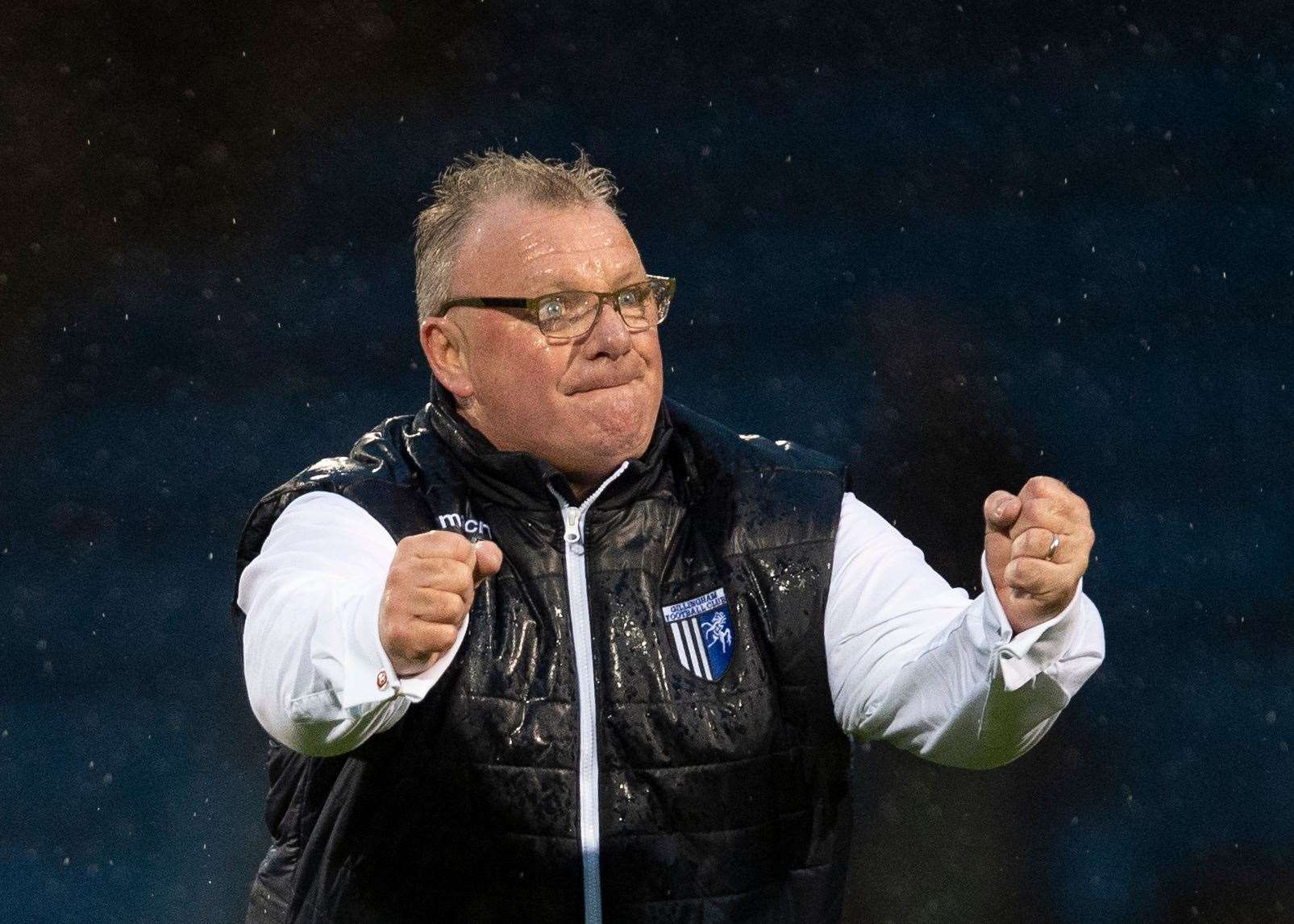 Gillingham manager Steve Evans has added Celtic's Scott Robertson to his squad