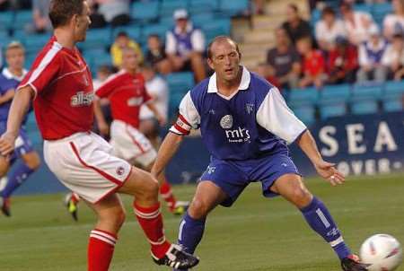 LEADING BY EXAMPLE: Gills captain Paul Smith shows his battling qualities. Picture: GRANT FALVEY