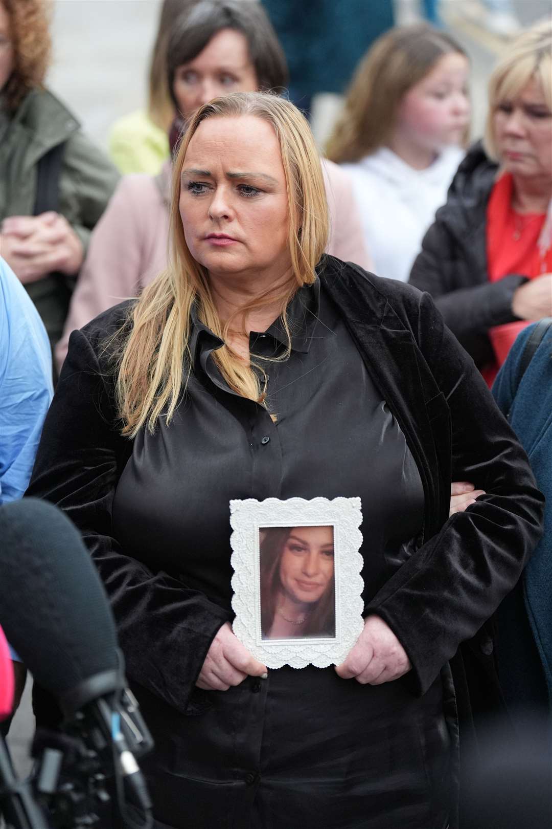 Donna Harper holding a picture of daughter Leona (Niall Carson/PA)