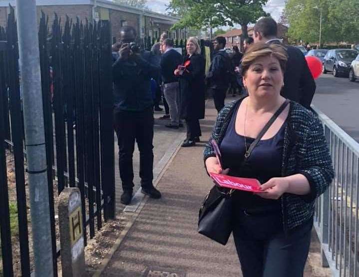 Emily Thornberry outside Shears Green Infant School, Northfleet (9242952)