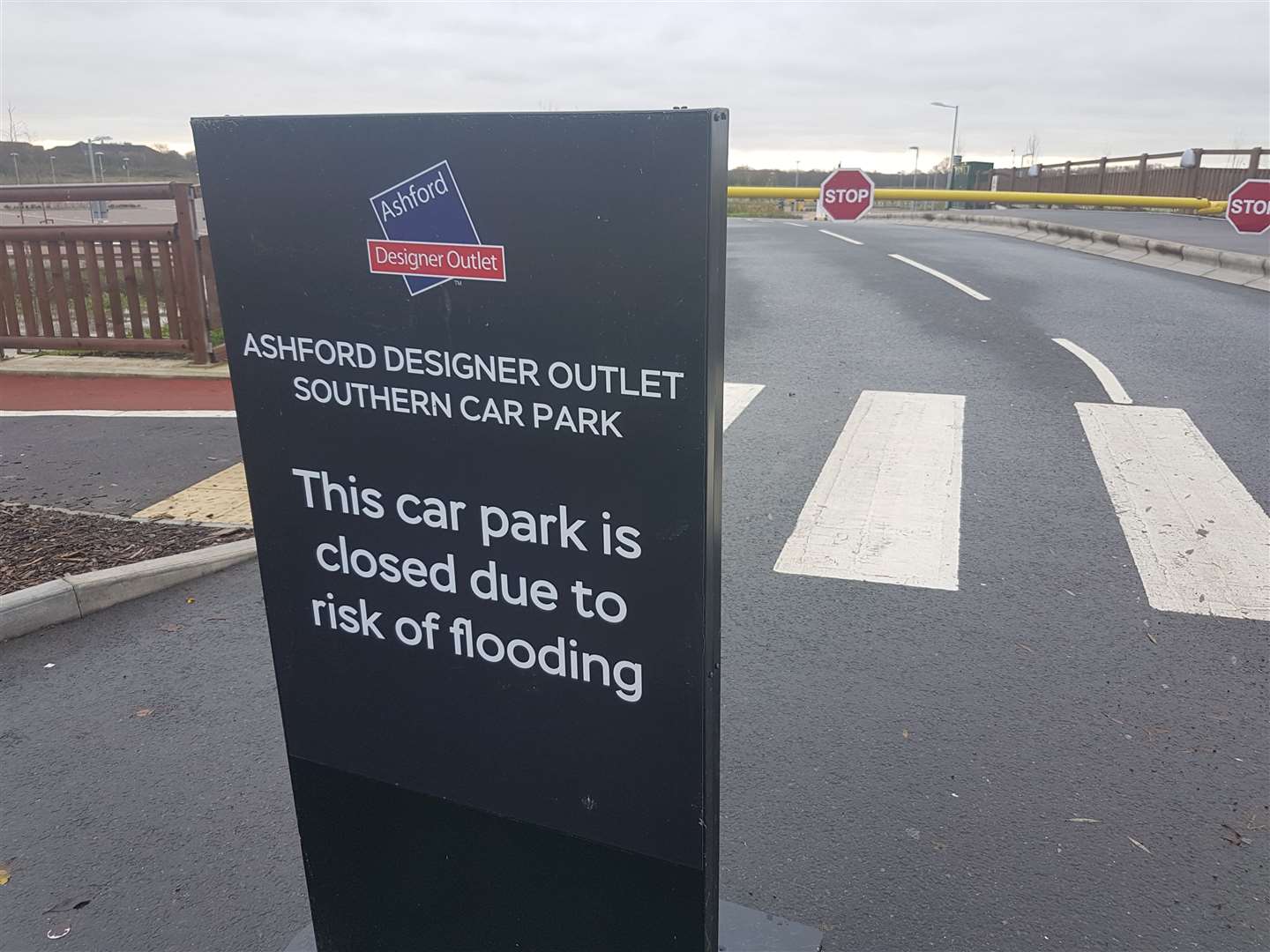 A sign has been put up by Ashford Designer Outlet declaring the car park closed