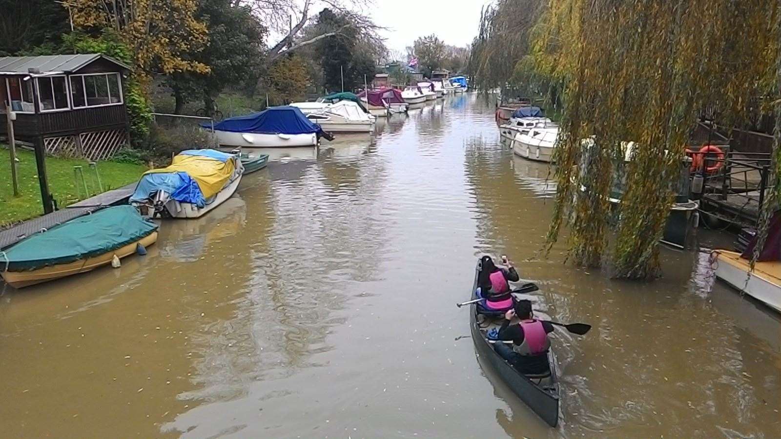 Two people canoeing down the Stour at Grover Ferry