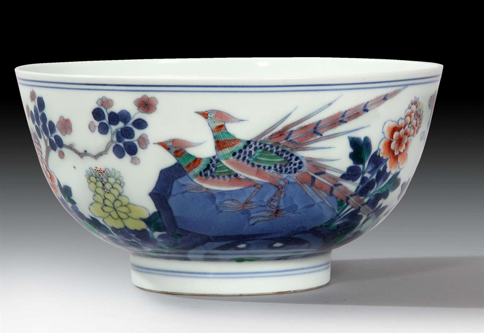 This Chinese Imperial porcelain bowl sold for £195,000