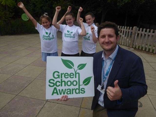 James Flower of Medway Council public health team with Abbigale Field, Robyn Smith and Holly Recht of St Mary’s Island Primary School (13070579)