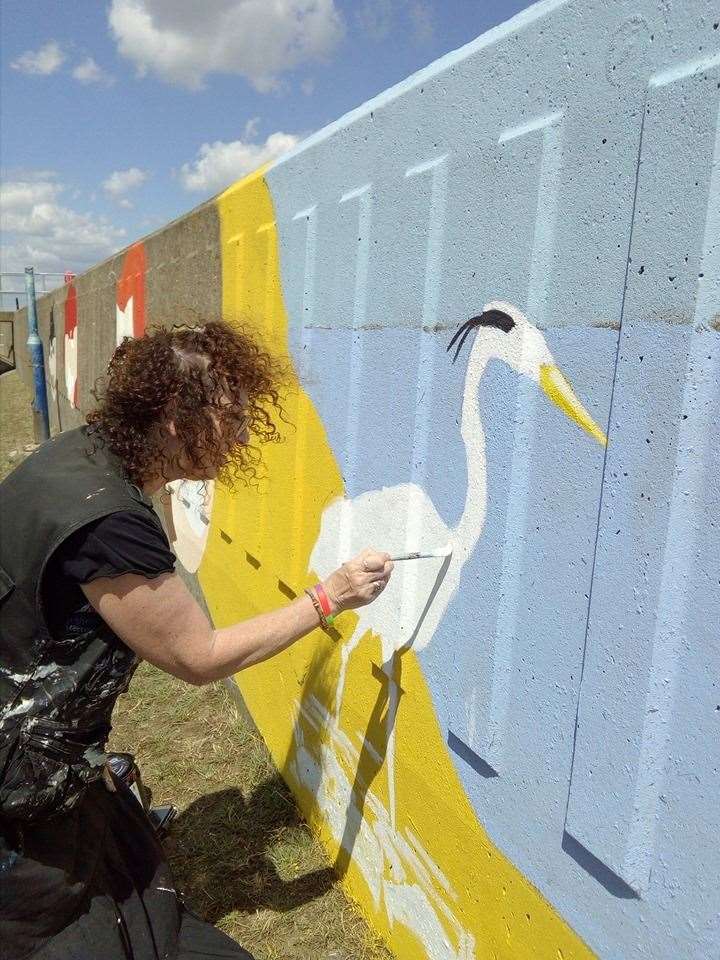 Julie Bradshow Drury adds a heron to Richard Jeferies' seawall mural in Beachfields, Sheerness. Picture: Richard Jeferies (12911019)