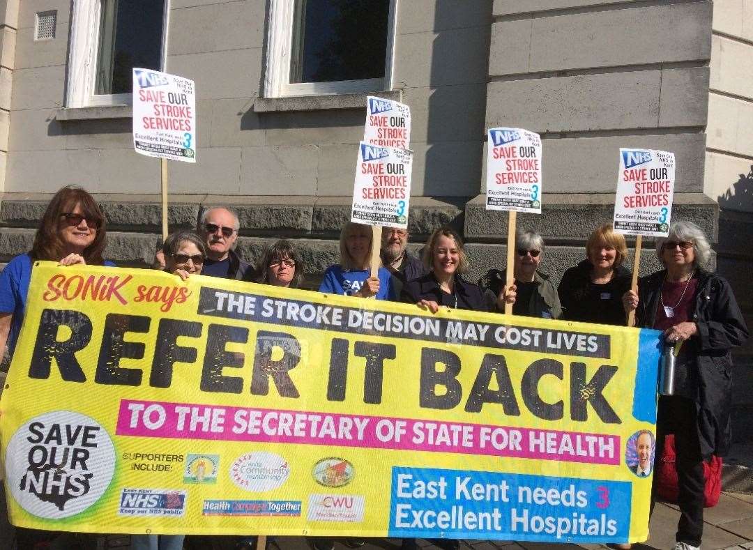 Protesters outside the QEQM Hospital in Margate (11117926)