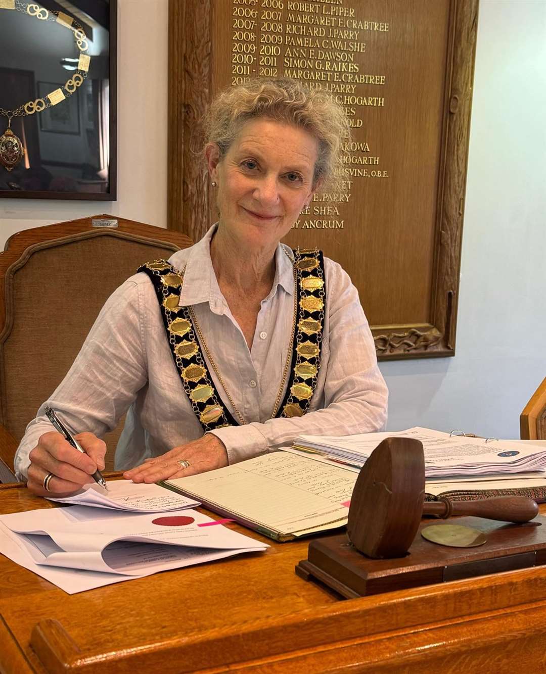 The Mayor of Sevenoaks, Libby Ancrum, signs the conveyance papers to obtain Longspring Woods