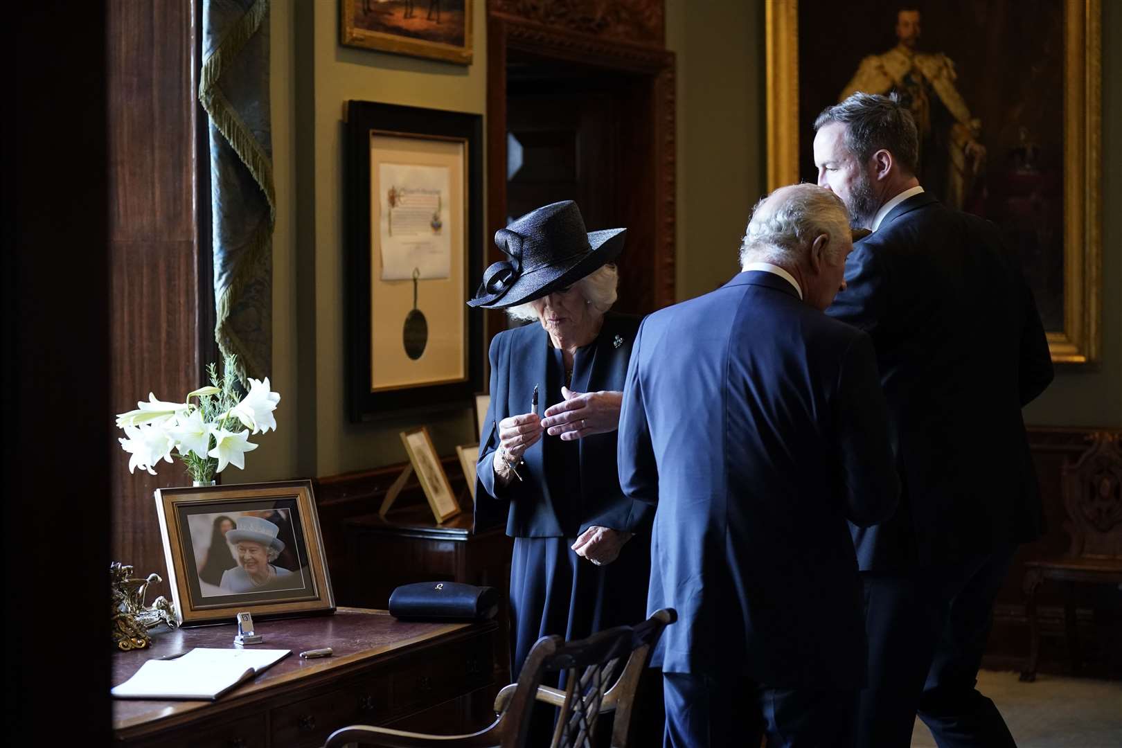 King Charles III and the Queen Consort have problems with a pen (Niall Carson/PA)