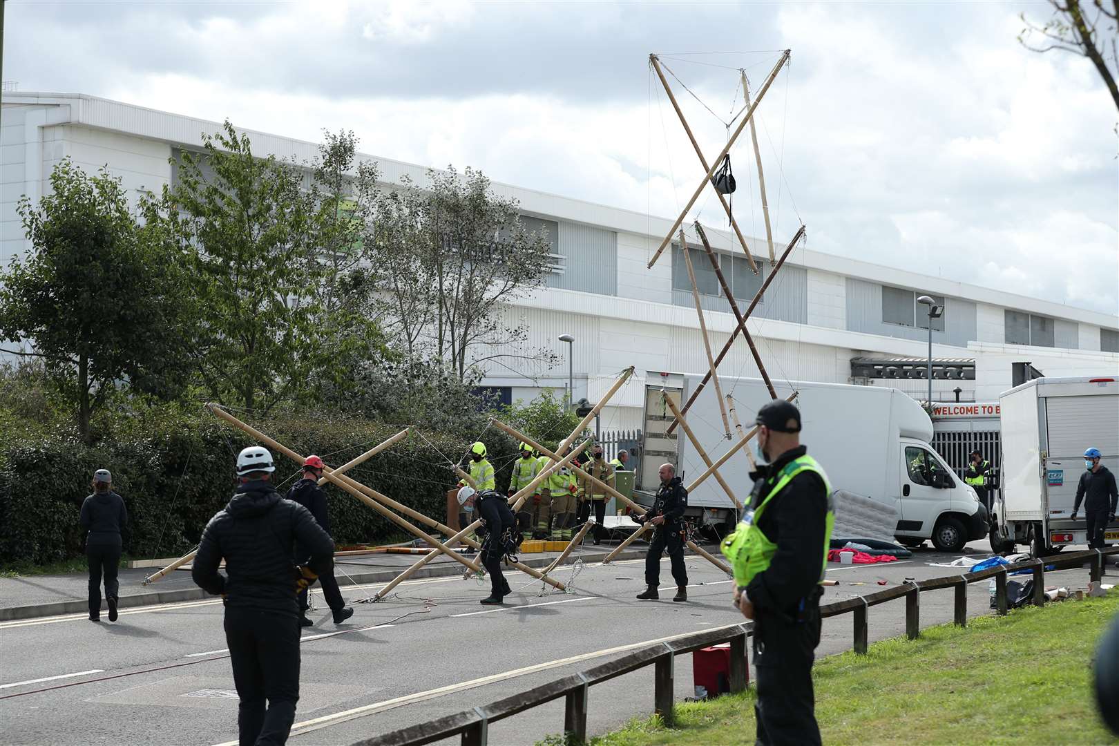 Emergency services dismantle the bamboo lock-ons used to block the road outside the Newsprinters printing works at Broxbourne, Hertfordshire (Yui Mok)