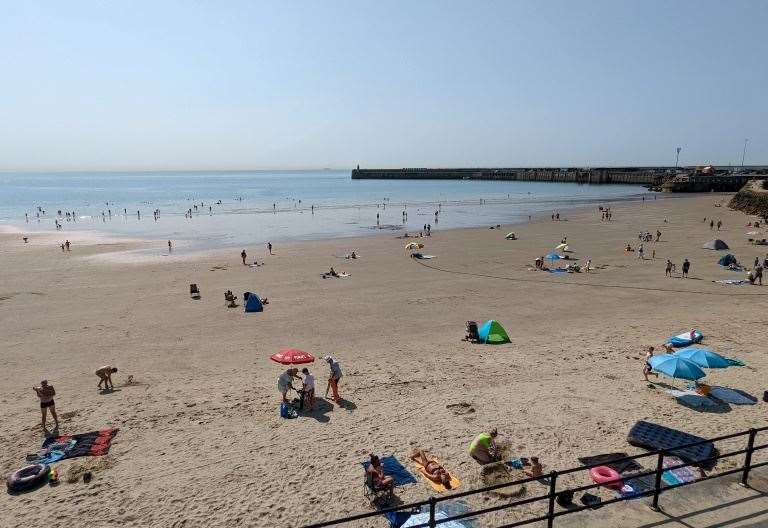 La playa Sunny Sands en Folkestone clasificada entre las mejores para visitar en tren en Europa en una nueva lista