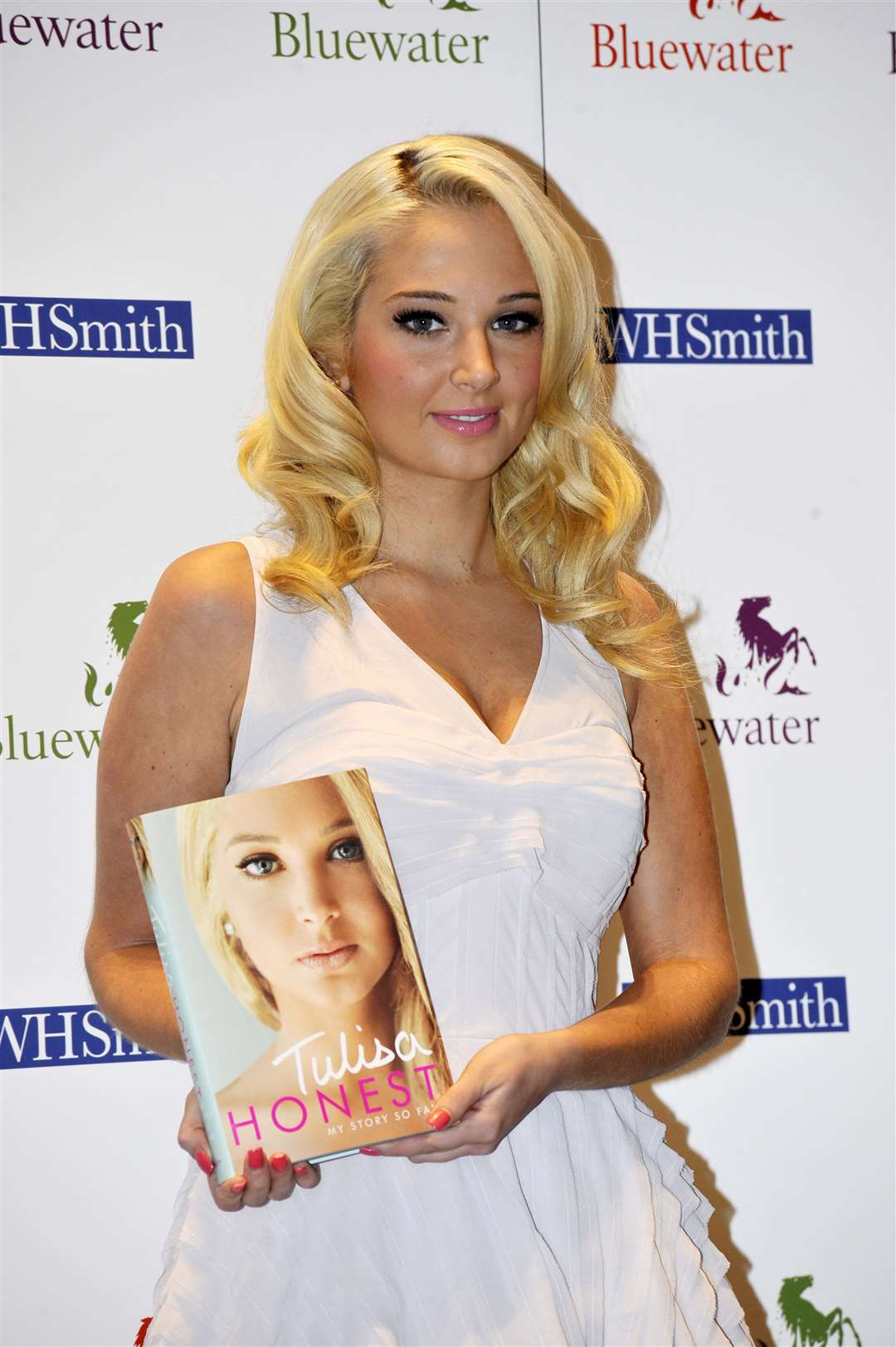 Tulisa Contostavlos met hoards of fans at Bluewater. Picture: Nick Johnson