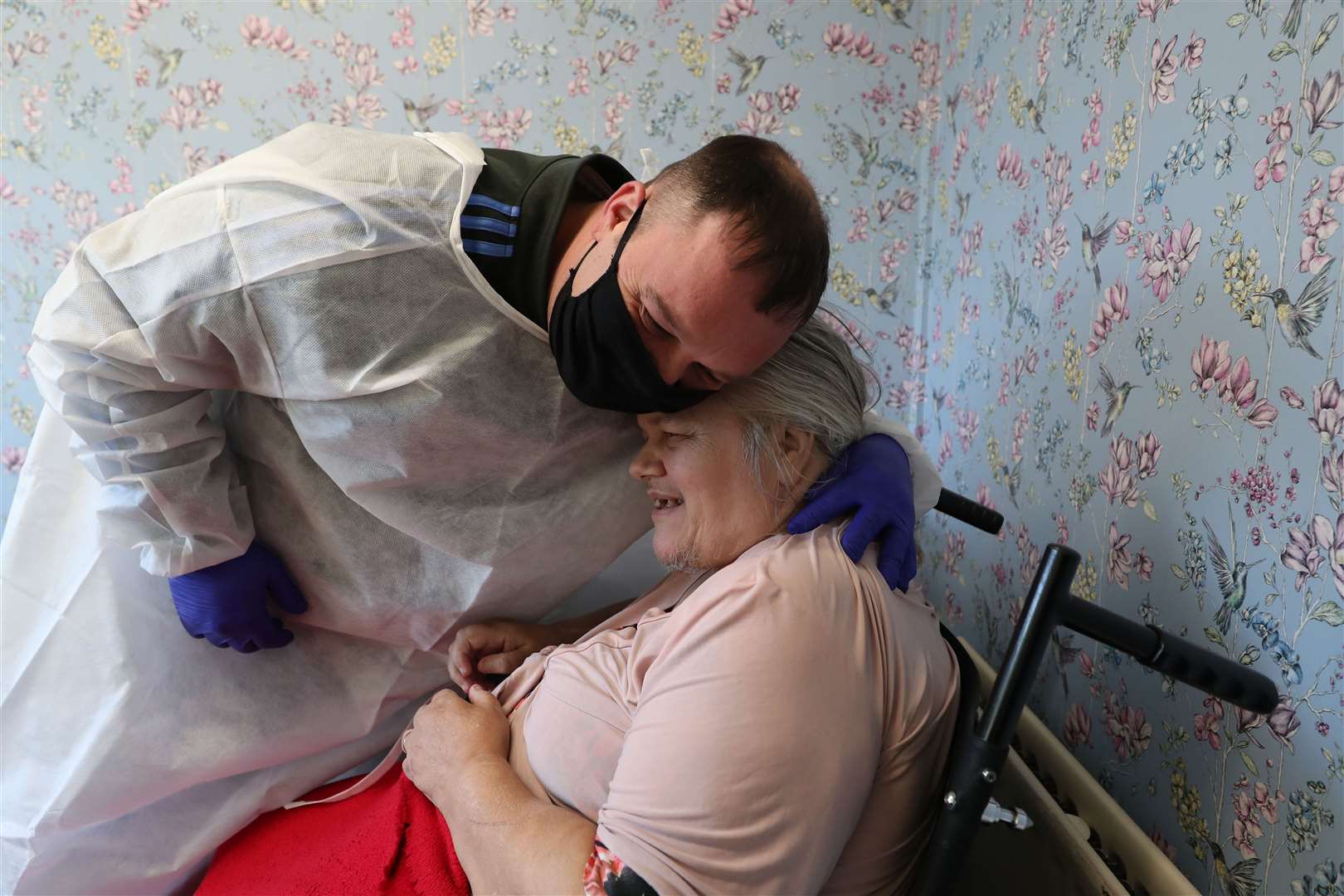 Chris Mills was able to embraces his mother Carol Roberts during a Christmas Day visit (Danny Lawson/PA)