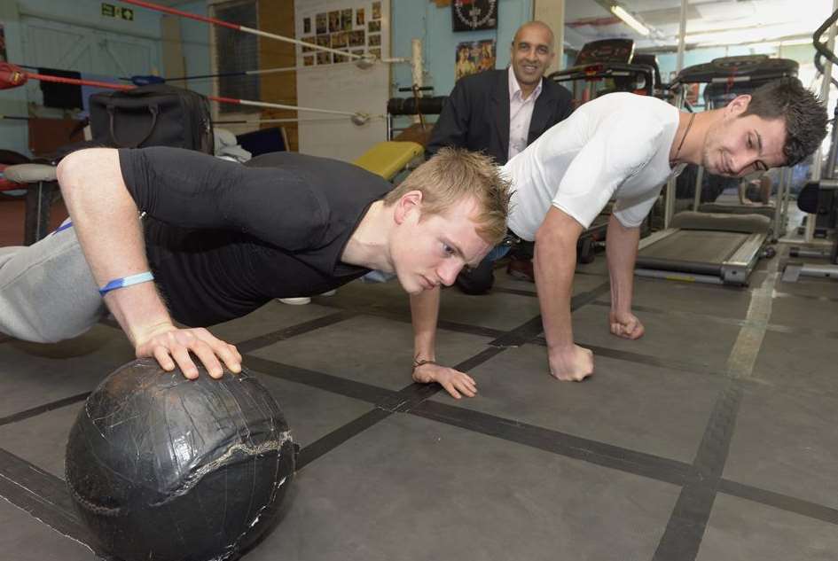 Perry and Andreas working out with the padded shirt