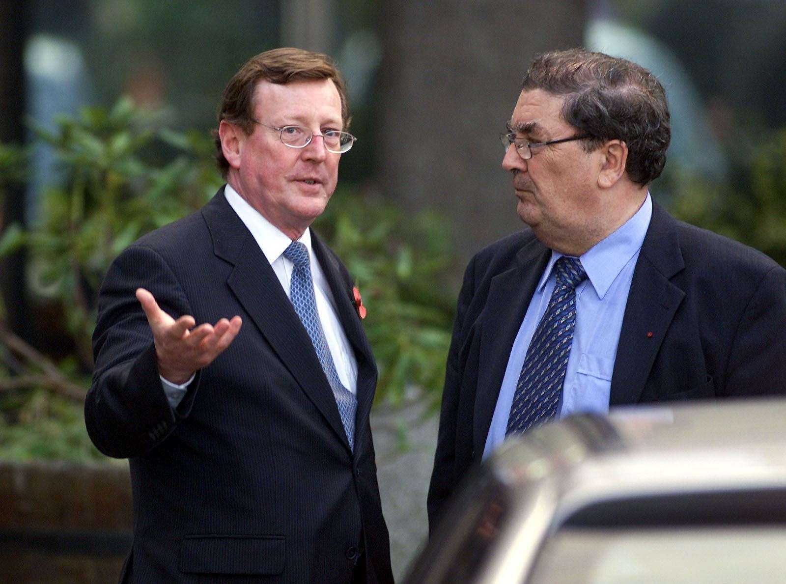 David Trimble chats with John Hume (Paul Faith/PA)