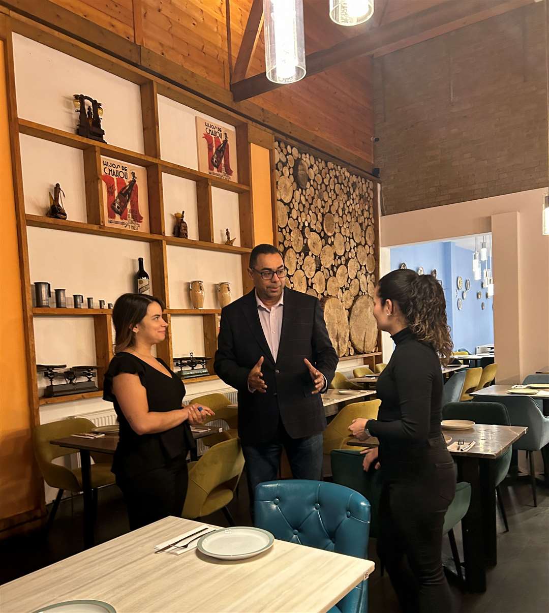 Juan Carlos Bejarano chats to his team (left) Diana Gomes and Cristina Zapata