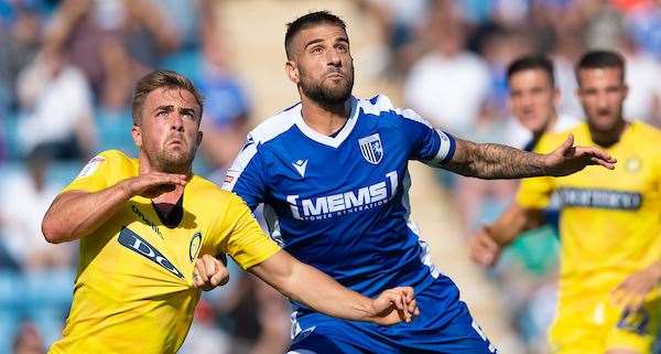 Max Ehmer challenges Wycombe's Alex Pattison Picture: Ady Kerry (16611626)