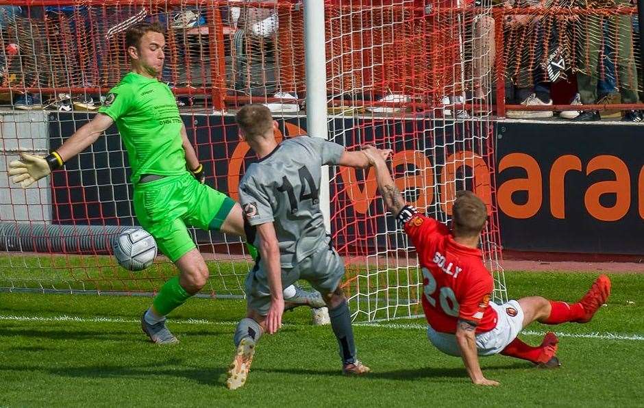 Chris Solly makes it 2-2 for Ebbsfleet against Chippenham. Picture: Ed Miller/EUFC (56385279)