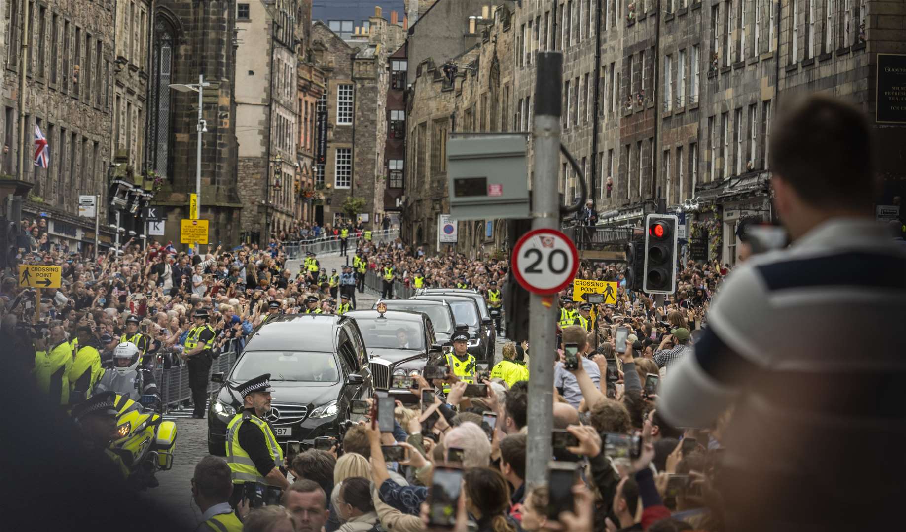 The hearse carrying the coffin of the Queen travels along the Royal Mile (Phil Wilkinson/The Scotsman/PA)