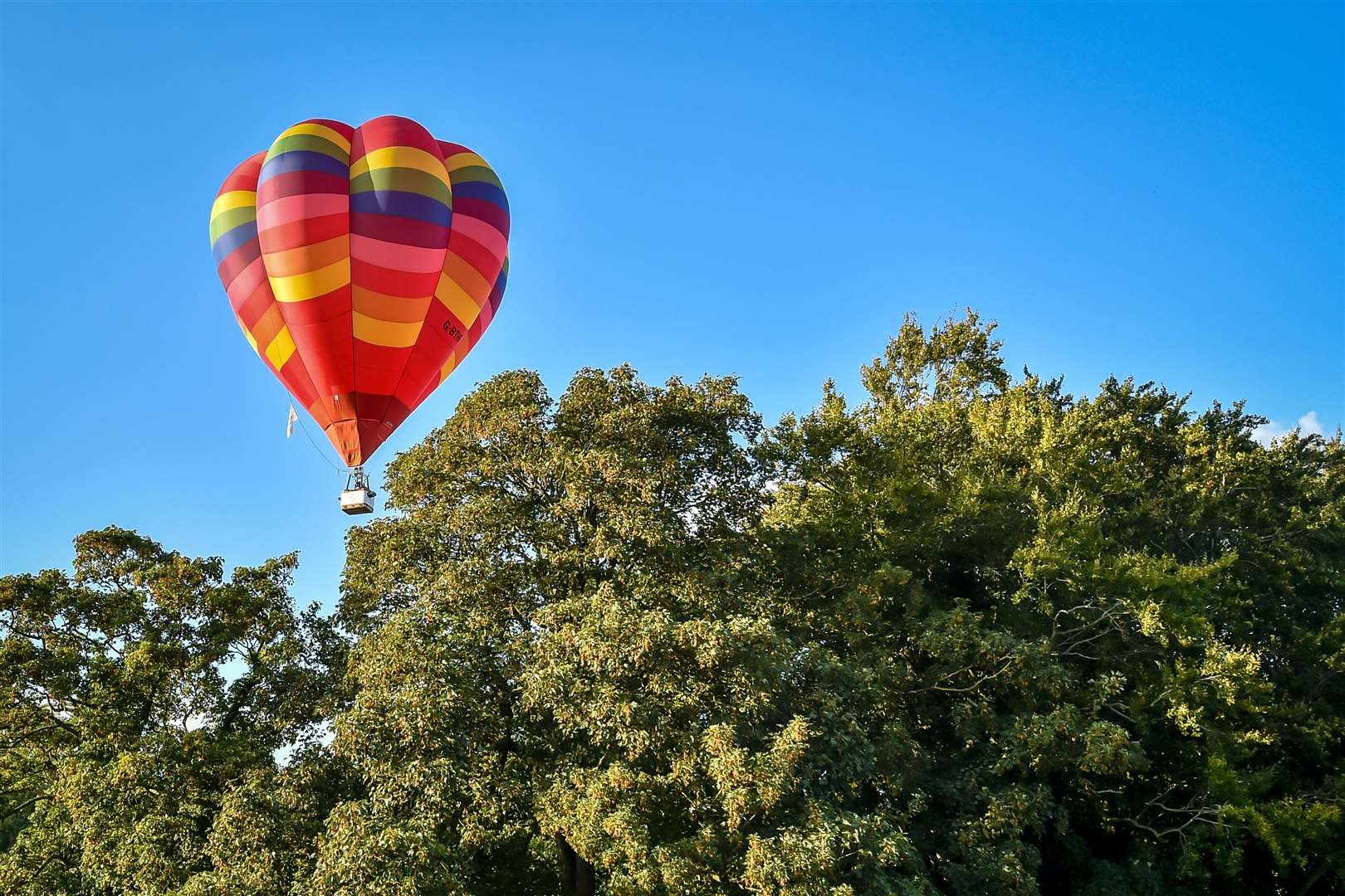 Flotilla of hot air balloons forms Sky Orchestra over Bristol