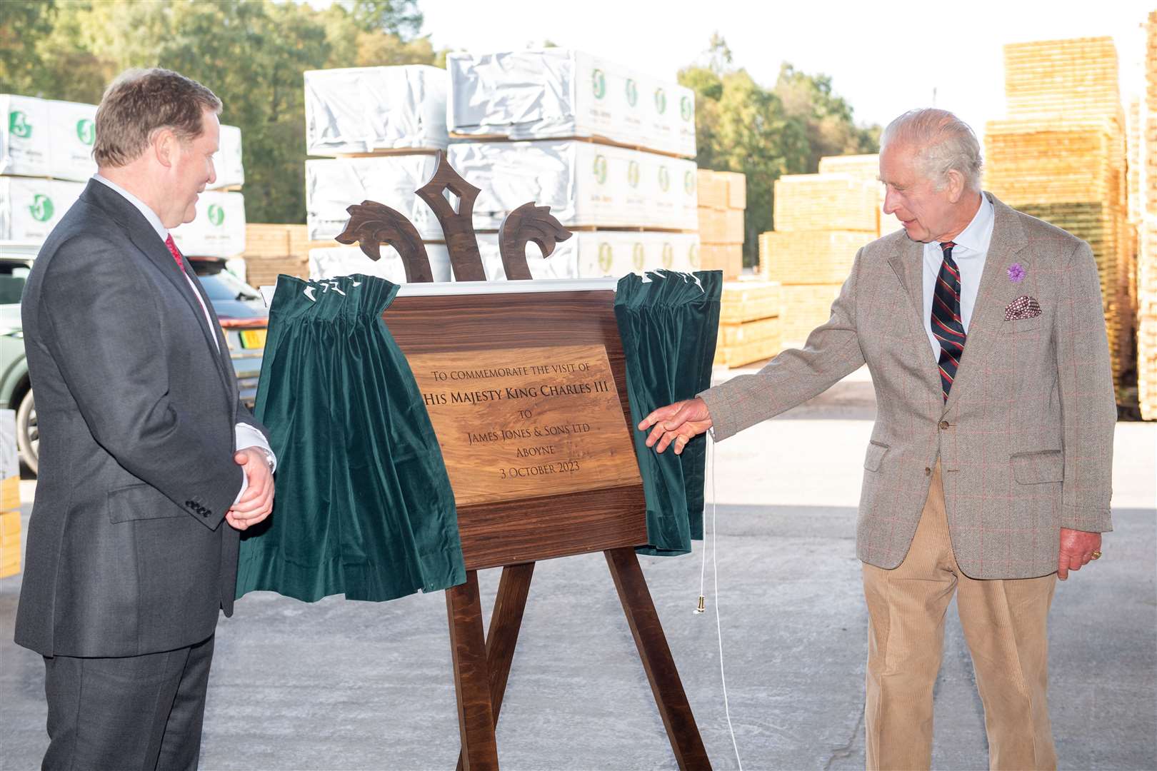 The King unveils a plaque alongside company chairman Tom Bruce-Jones (Kami Thomson/DC Thomson/PA)