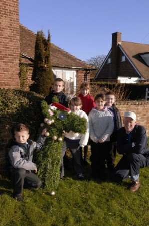 Pupils from John Wesley School with Frank Edwards and the replacement head for the giraffe sculpture