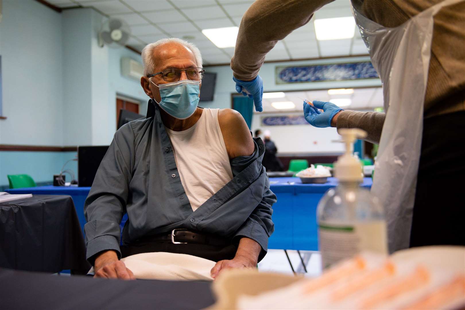 Shoukatali Dahya getting the Oxford/AstraZeneca jab at the Al Abbas Mosque in Birmingham (Jacob King/PA)