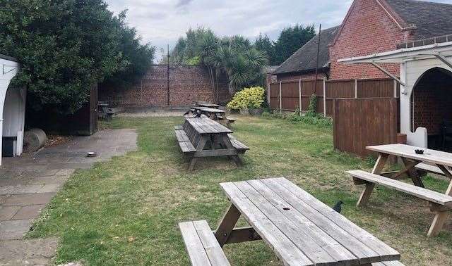 There are plenty of picnic tables in the garden at the back of the pub. Look carefully and you’ll spot my feathered friend.