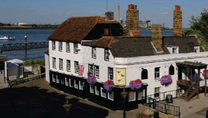 The Three Daws Riverside Inn