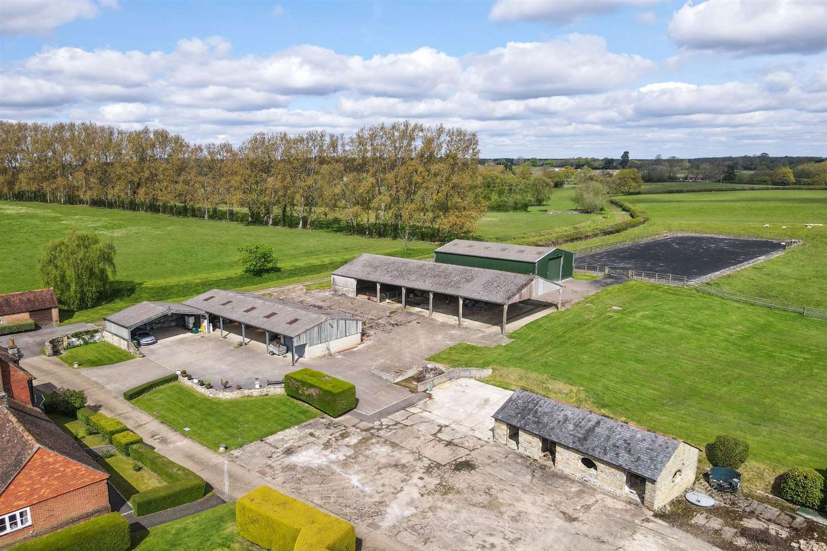 There are good equestrian facilities at Delmonden Farm