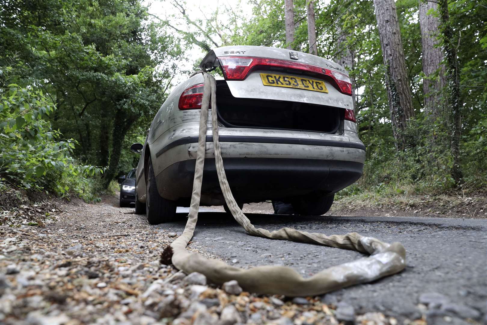 The Seat Toledo with tow rope and the police car in a similar position at the site of the meeting of the vehicles during the Old Bailey jury site visit to scene in Sulhamstead, Berkshire where Pc Andrew Harper died (Steve Parsons/PA)