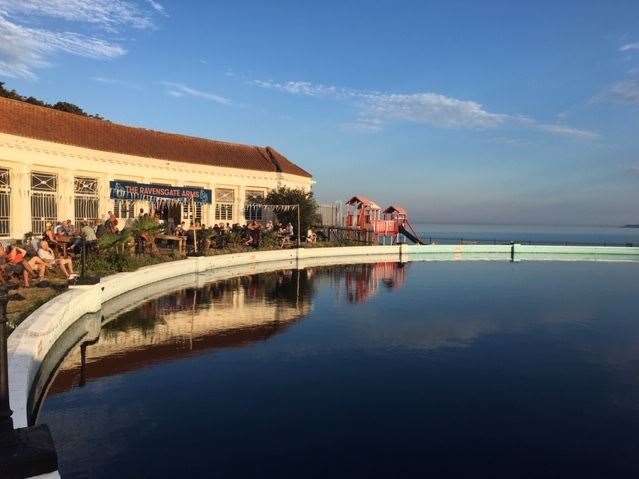 The Ravensgate Arms has opened a pop-up pub at Ramsgate’s boating pool on the Royal Esplanade. It looks more like a scene from a Greek island than a town on the Kent coast