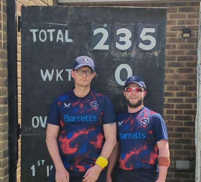 Kent openers Tom Barton and Lee Robshaw put on an unbeaten 235 - a team record for the first wicket