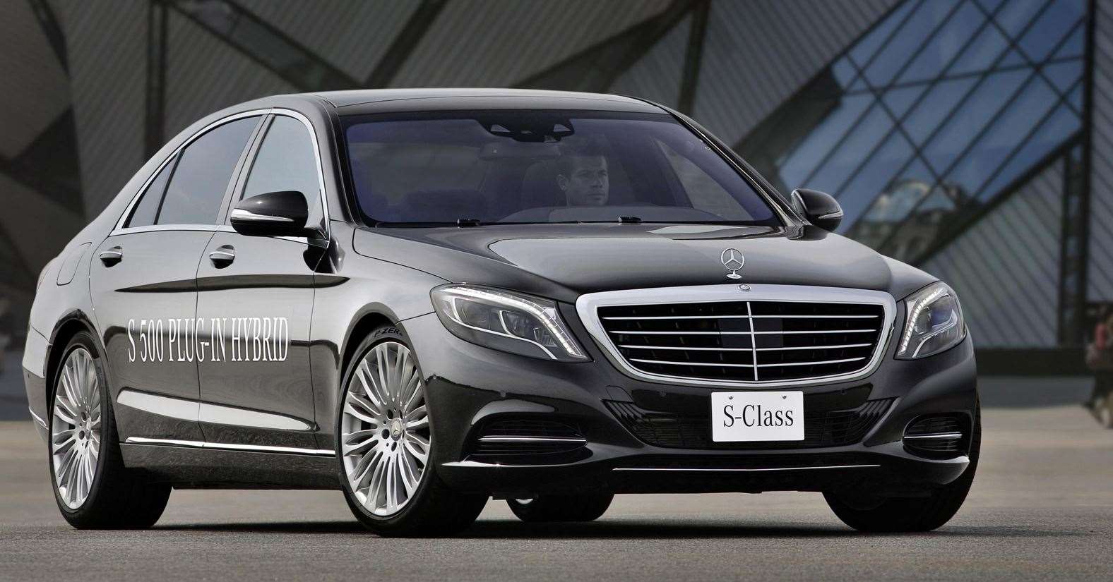 Gun took the Mercedes-Benz S 500 from a lock-up in London. Stock picture