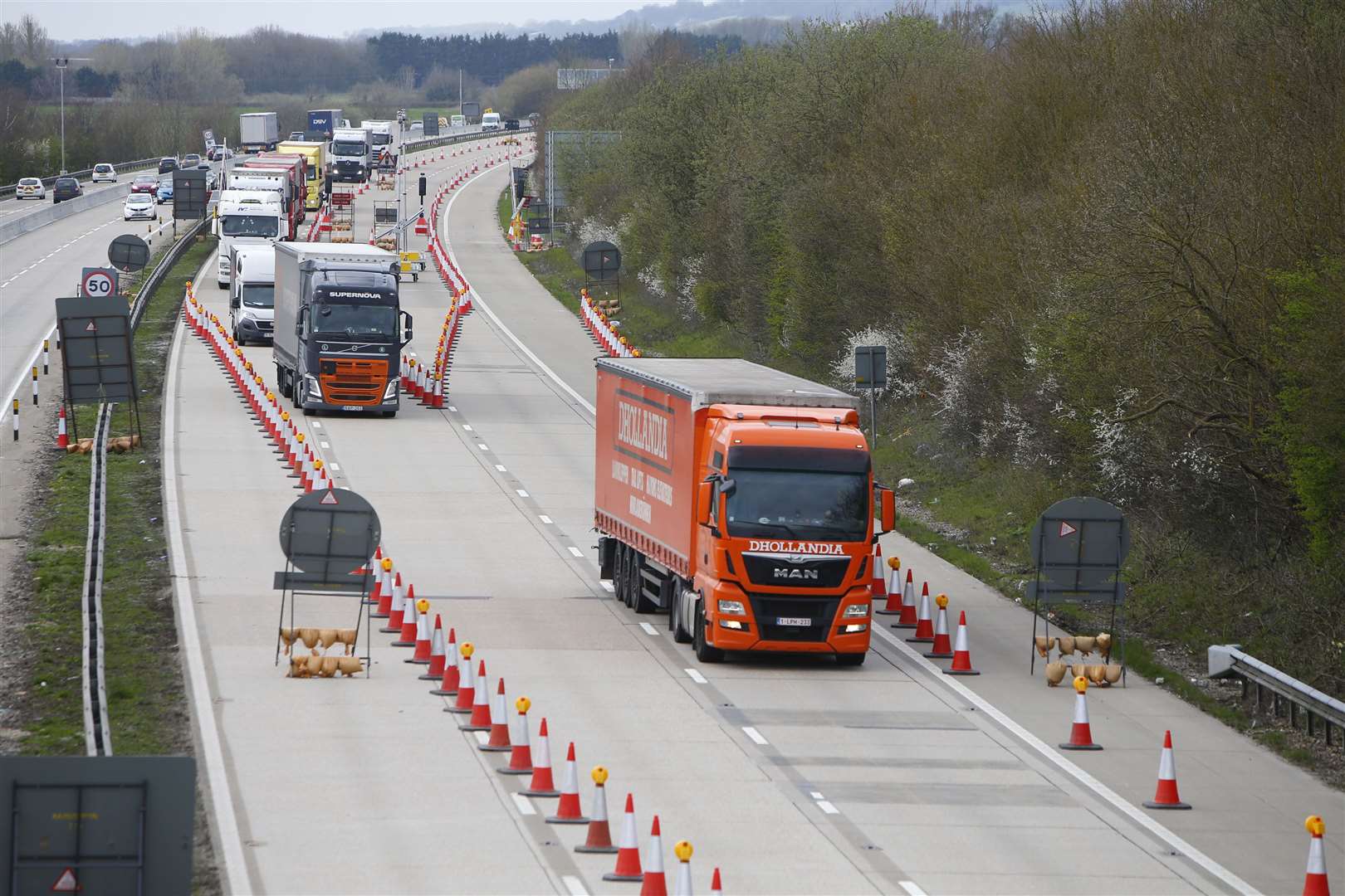 Operation Brock in place on M20 between junctions 8 & 9..M20 Bridge, Sandyhurst Lane, Ashford..Picture: Andy Jones. (8213228)