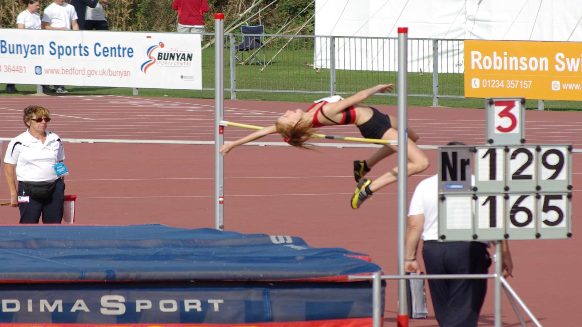 Laura Arnold completes her personal best jump to win gold