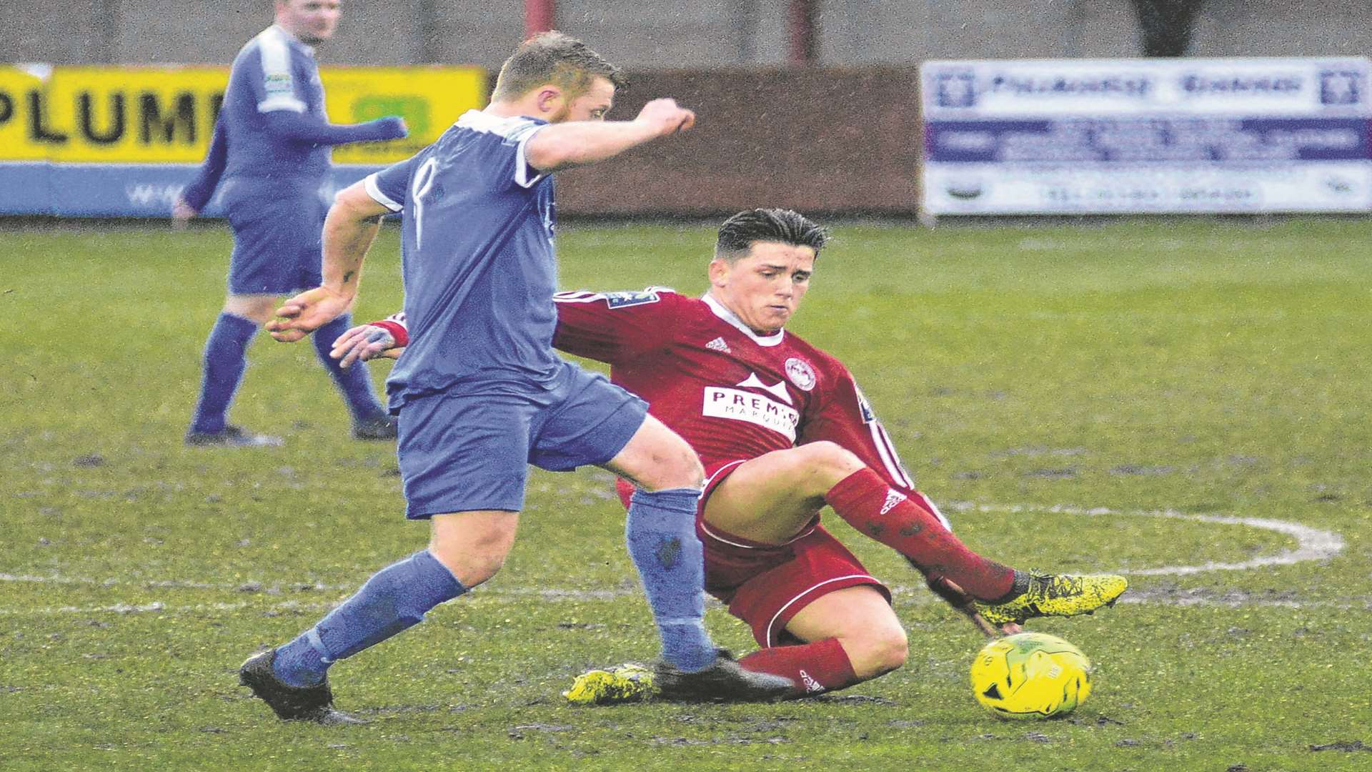 Darren Oldaker in action for Hythe against Shoreham Picture: Paul Amos