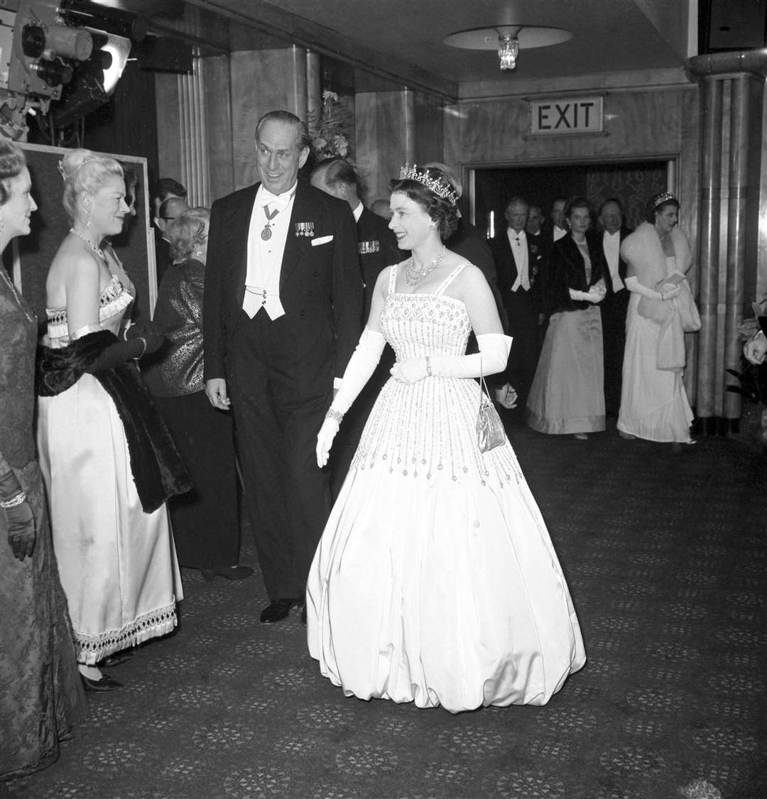 The Queen wearing the gown at the Lawrence of Arabia premiere in 1962 (PA)