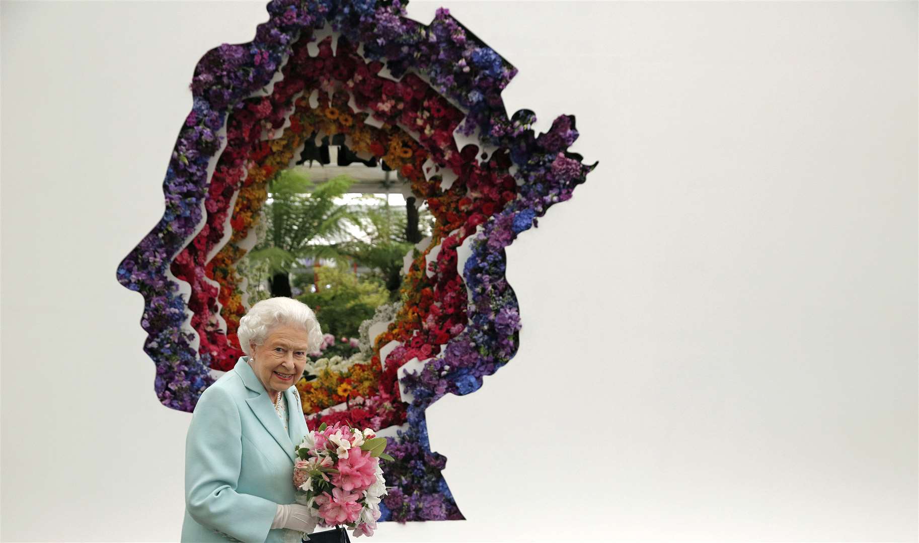 The Queen next to a floral exhibit by the New Covent Garden Flower Market display in 2016 (Adrian Dennis/PA)