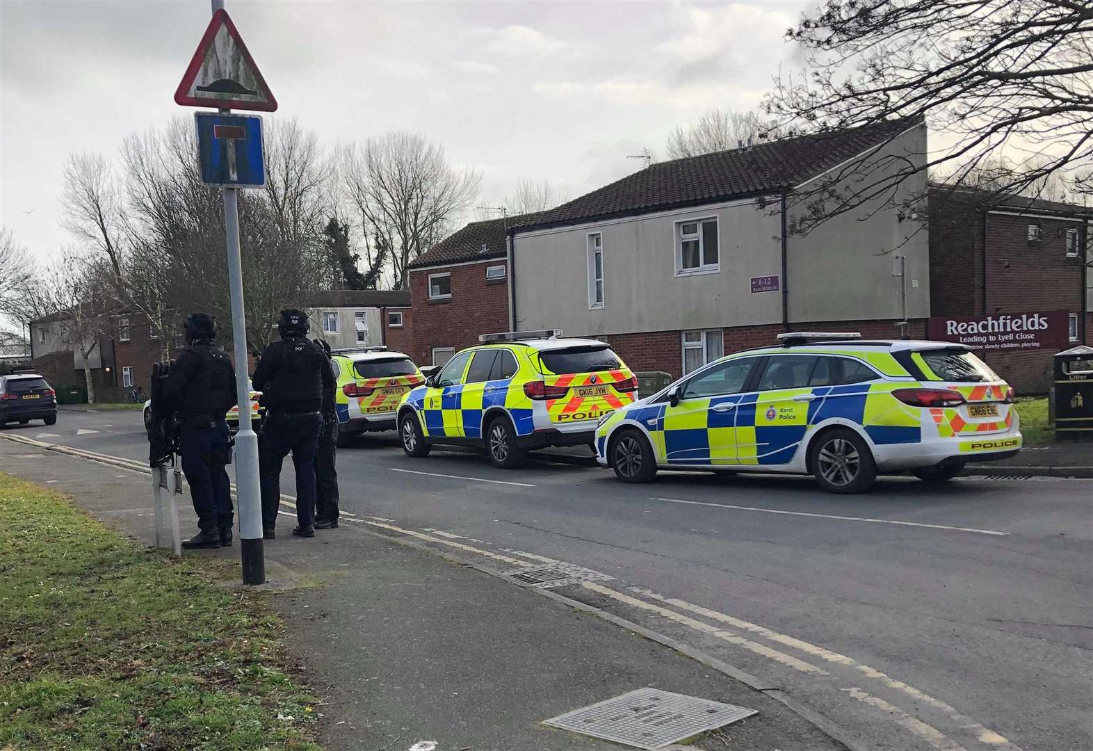 Armed police descend on Reachfields in Hythe