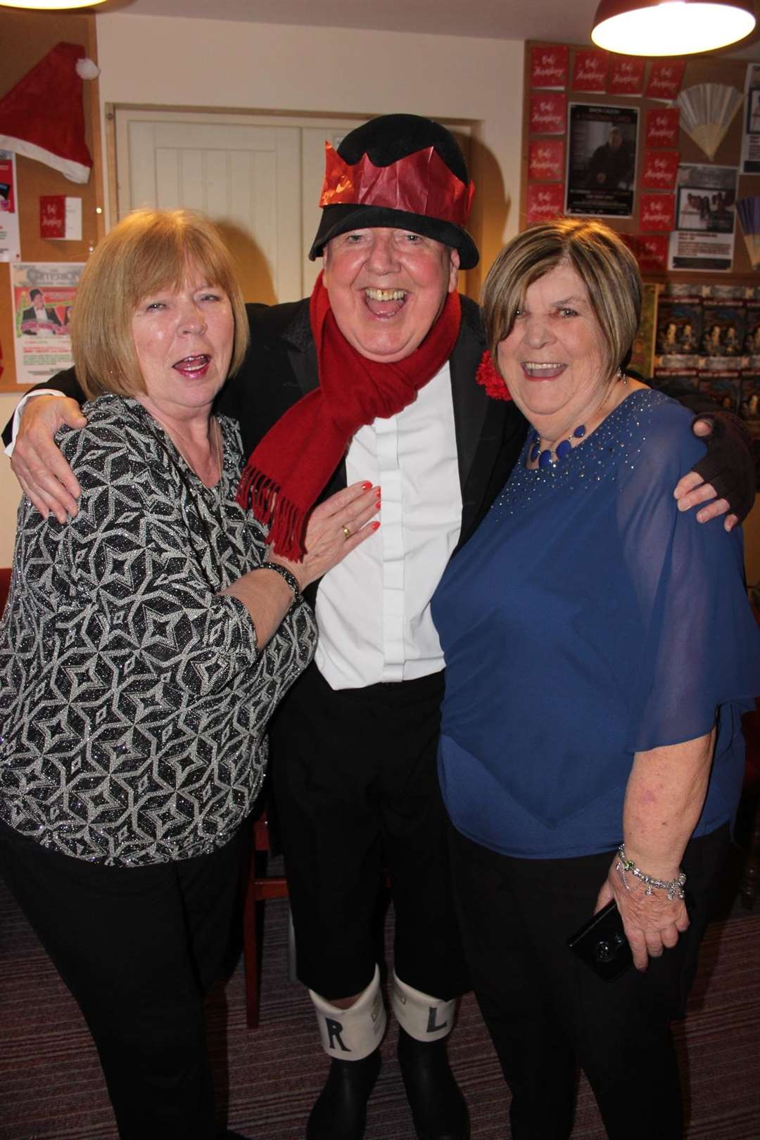 Jimmy Cricket meets up with Butlin's girls Cathie Isbell, left, and Irene Bracher at the Criterion Theatre, Blue Town, Sheerness (6026097)