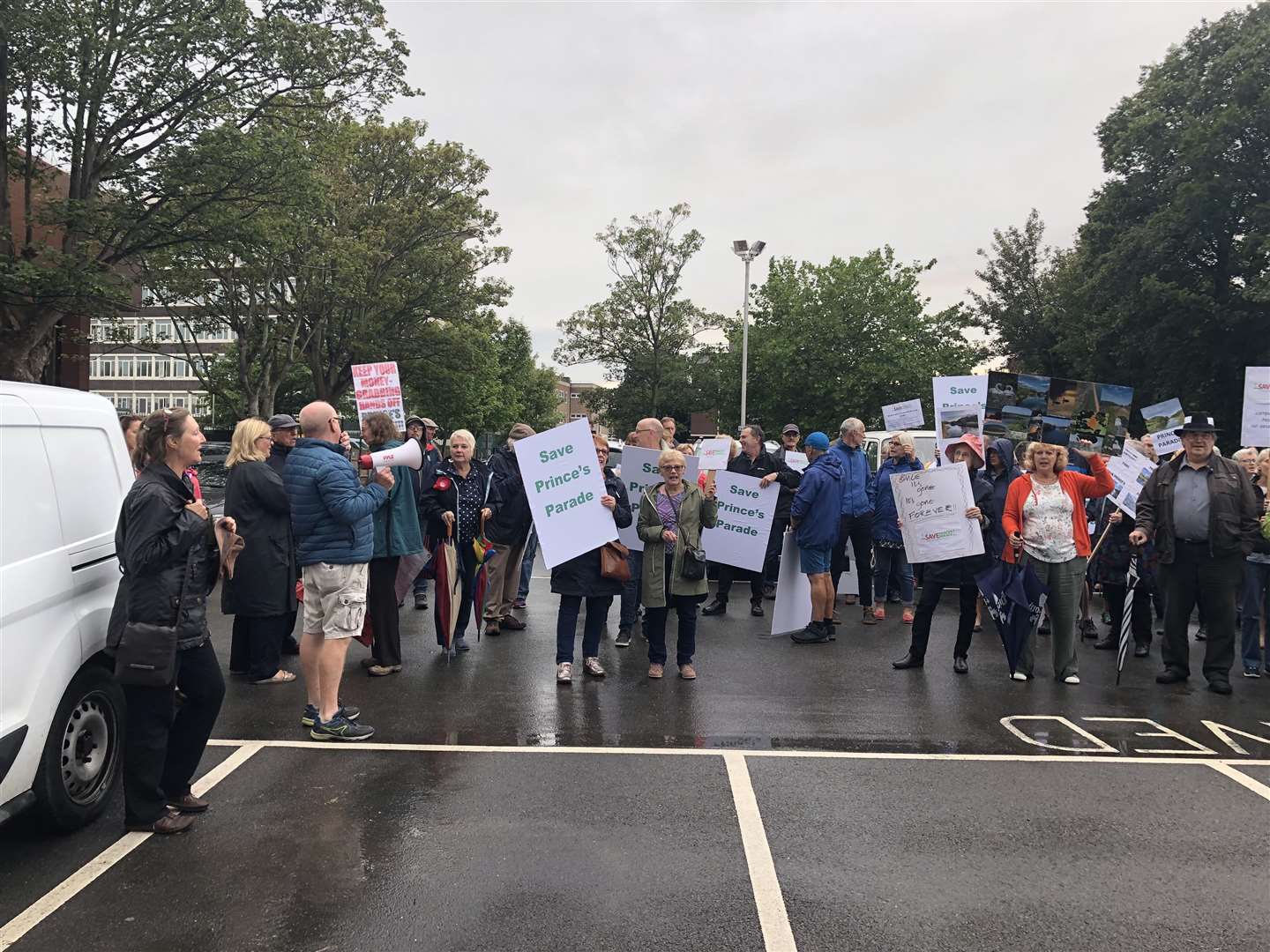 Protesters against the Princes Parade scheme gathered outside Folkestone and Hythe District Council (3835855)