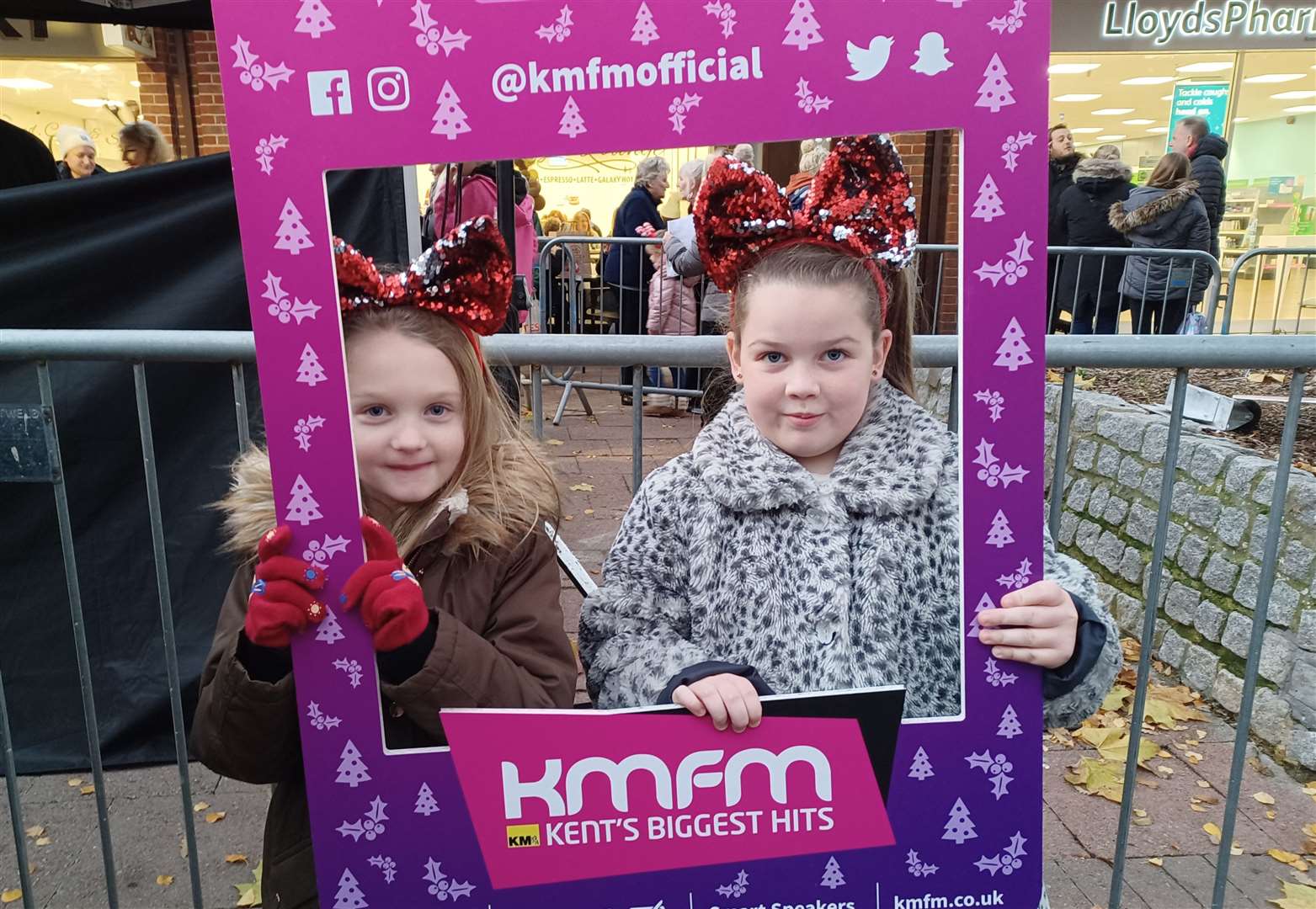 Youngsters enjoying the Rainham 2022 Christmas lights