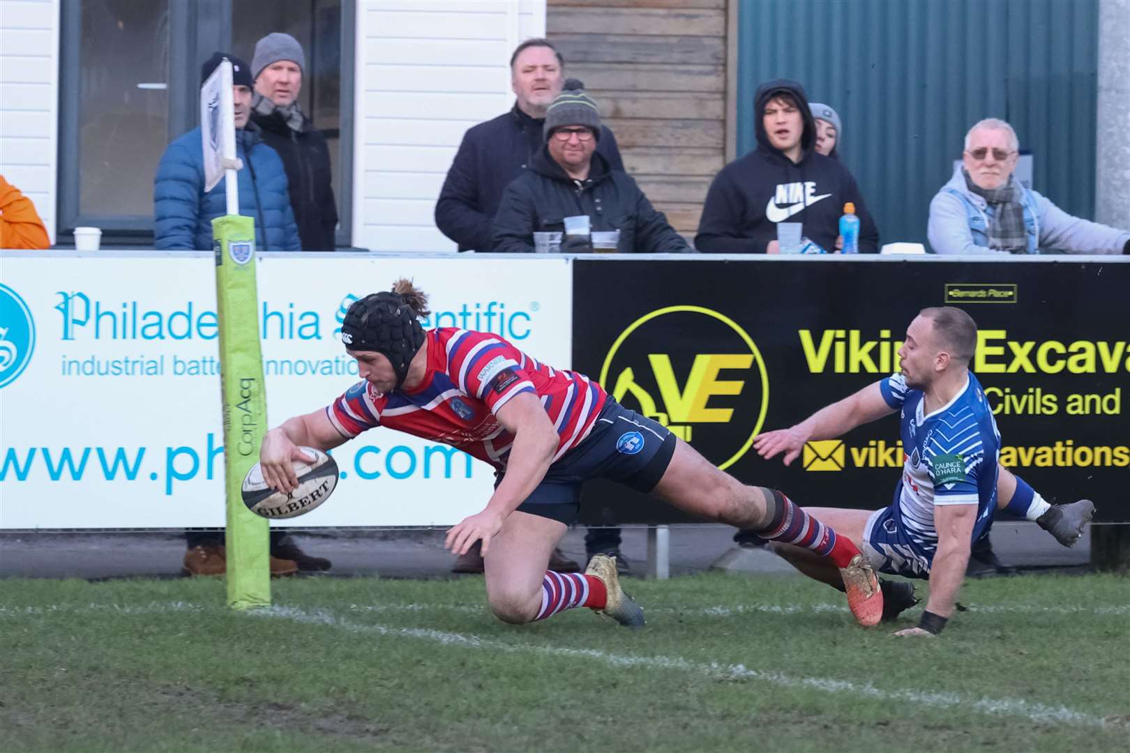 Tonbridge Juddians' Duncan Tout takes on Sale's Matt Bradley to score in the corner on Saturday. (54295590)