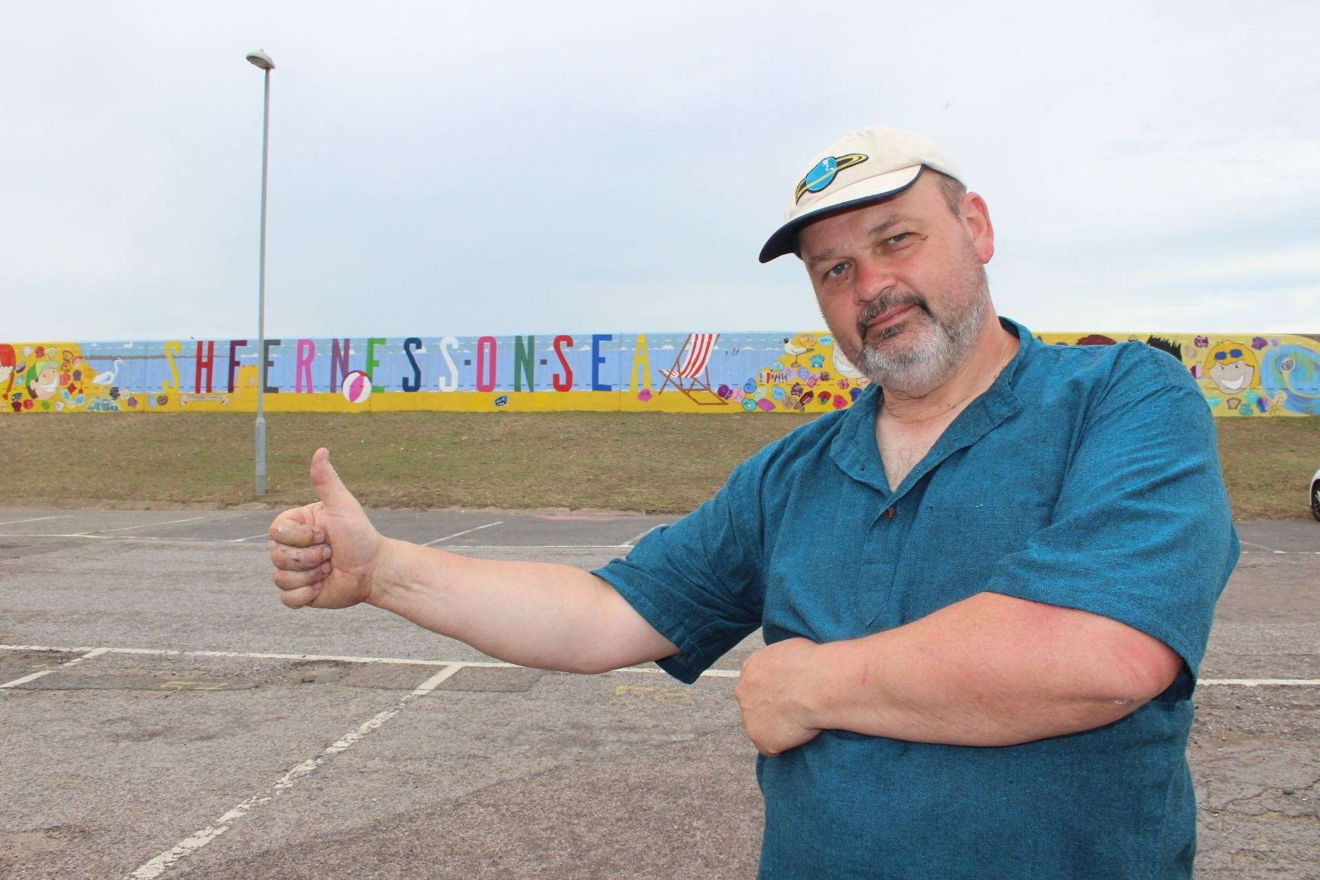 Richard Jeferies and his seawall mural at Sheerness. Picture: John Nurden (12917077)