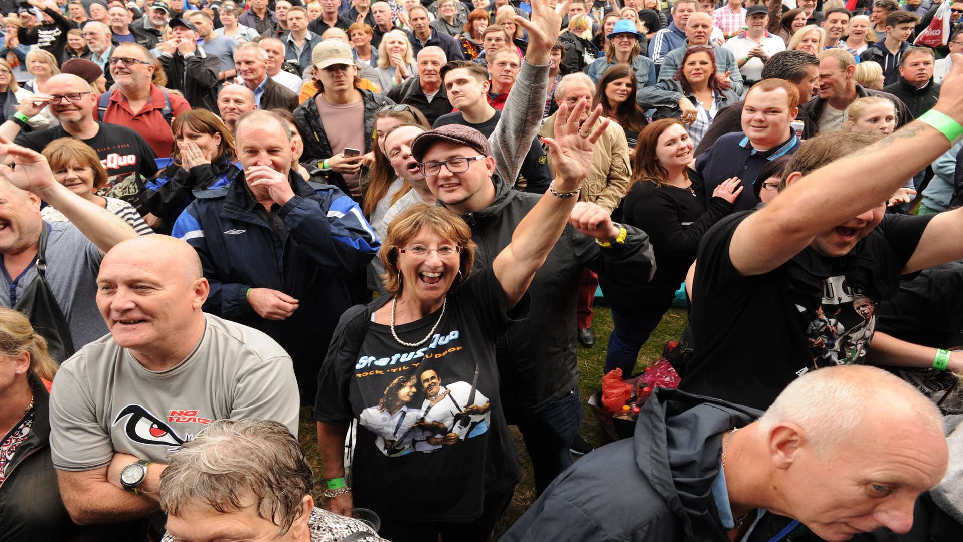 Fan dancing during the concert