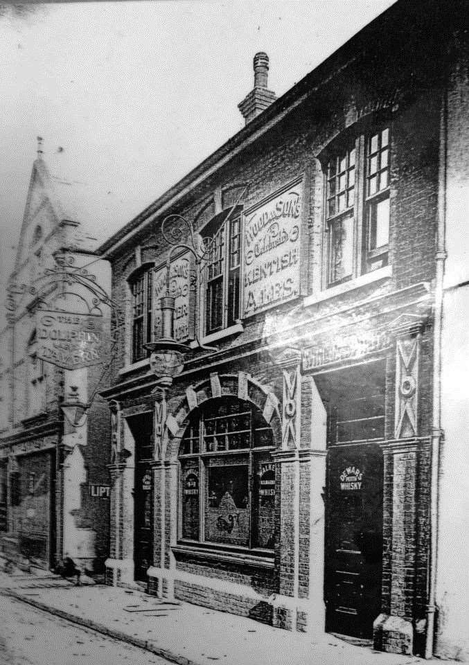 The Dolphin pub in Queen Street, Gravesend, before it was established as a fish restaurant