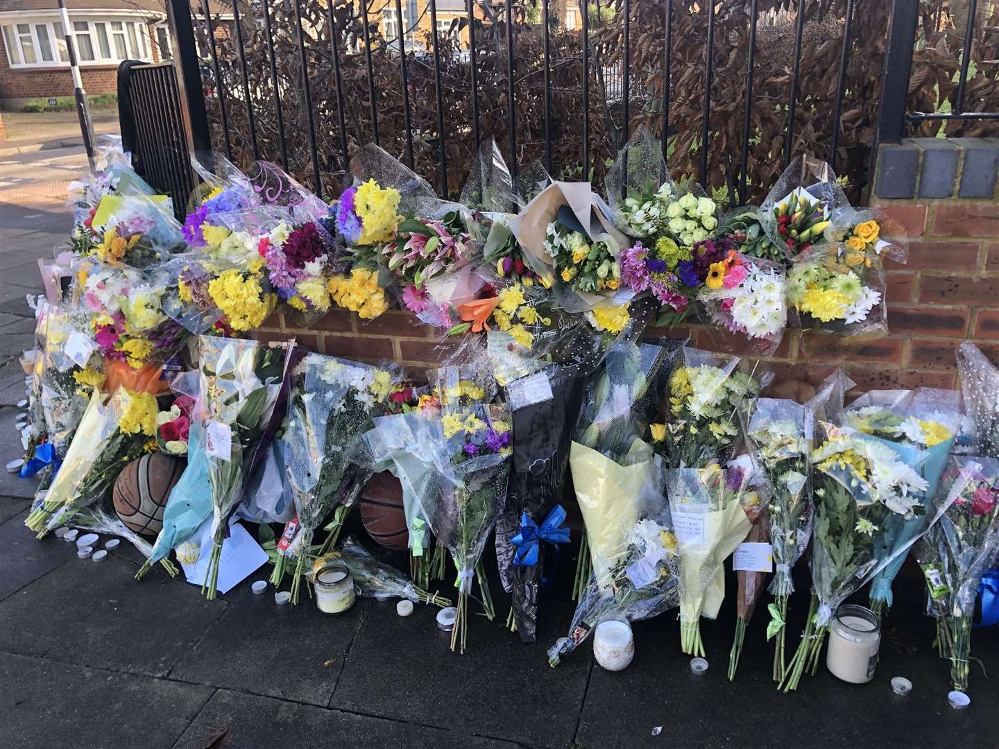 Des hommages floraux, de bougies et de basket-ball ont été rendus à Szymon