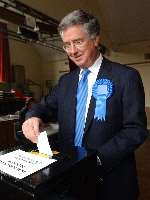 Michael Fallon casting his vote