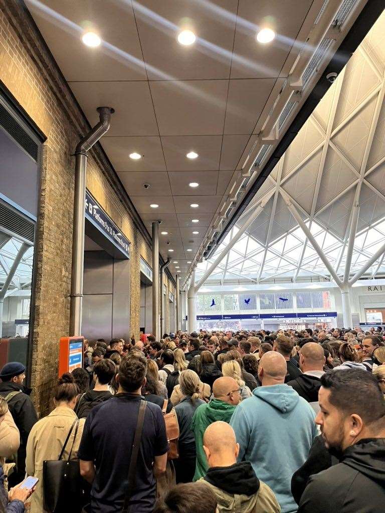 Crowds at King’s Cross station (@armstrong_Lucy/Luce Armstrong/PA)