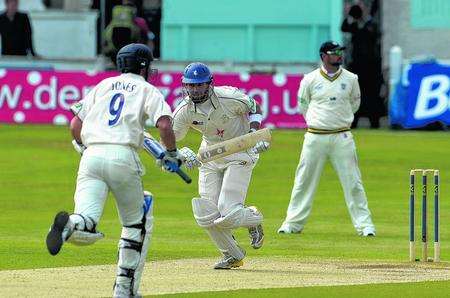 Geraint Jones and Martin van Jaarsveld in action on Day 3 of Kent's defeat to Durham